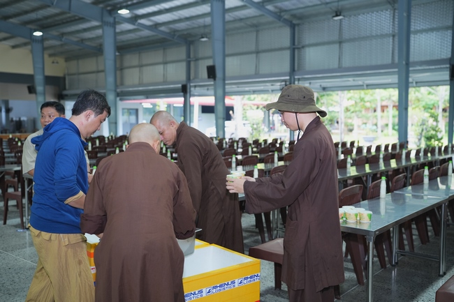 Nhóm Phật tử Liên Huệ, Liên Hương, Liên Trinh và Ngọc Nhu phát tâm cúng dường sữa hạt sen và đậu hủ Singapore đến Học viện Phật giáo Việt Nam tại TP. Hồ Chí Minh (cơ sở 2, xã Bình Lợi) và chùa Thanh Tâm.