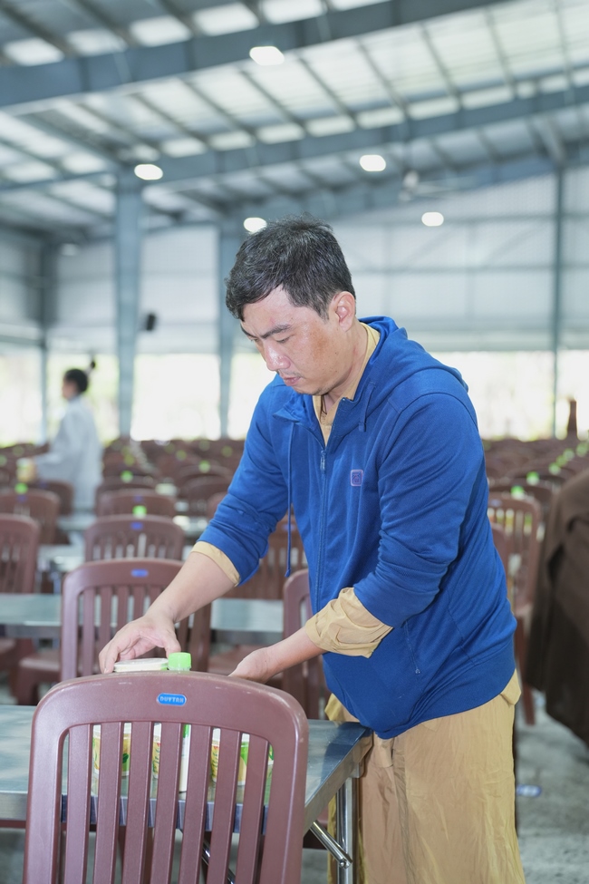 Nhóm Phật tử Liên Huệ, Liên Hương, Liên Trinh và Ngọc Nhu phát tâm cúng dường sữa hạt sen và đậu hủ Singapore đến Học viện Phật giáo Việt Nam tại TP. Hồ Chí Minh (cơ sở 2, xã Bình Lợi) và chùa Thanh Tâm.