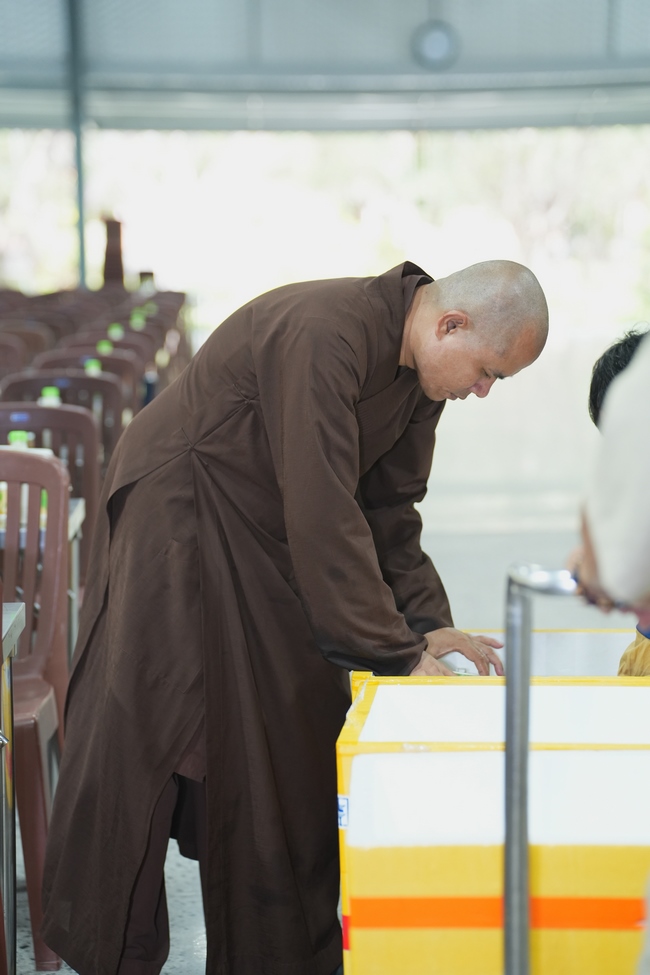 Nhóm Phật tử Liên Huệ, Liên Hương, Liên Trinh và Ngọc Nhu phát tâm cúng dường sữa hạt sen và đậu hủ Singapore đến Học viện Phật giáo Việt Nam tại TP. Hồ Chí Minh (cơ sở 2, xã Bình Lợi) và chùa Thanh Tâm.
