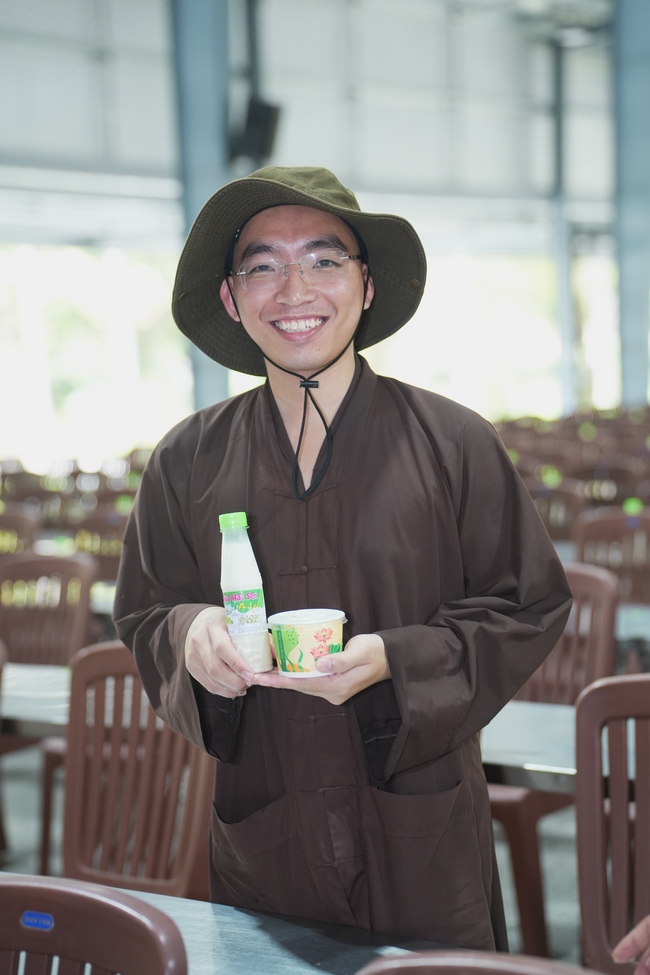 Nhóm Phật tử Liên Huệ, Liên Hương, Liên Trinh và Ngọc Nhu phát tâm cúng dường sữa hạt sen và đậu hủ Singapore đến Học viện Phật giáo Việt Nam tại TP. Hồ Chí Minh (cơ sở 2, xã Bình Lợi) và chùa Thanh Tâm.
