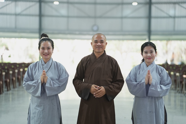 Nhóm Phật tử Liên Huệ, Liên Hương, Liên Trinh và Ngọc Nhu phát tâm cúng dường sữa hạt sen và đậu hủ Singapore đến Học viện Phật giáo Việt Nam tại TP. Hồ Chí Minh (cơ sở 2, xã Bình Lợi) và chùa Thanh Tâm.