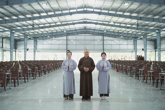 Nhóm Phật tử Liên Huệ, Liên Hương, Liên Trinh và Ngọc Nhu phát tâm cúng dường sữa hạt sen và đậu hủ Singapore đến Học viện Phật giáo Việt Nam tại TP. Hồ Chí Minh (cơ sở 2, xã Bình Lợi) và chùa Thanh Tâm.