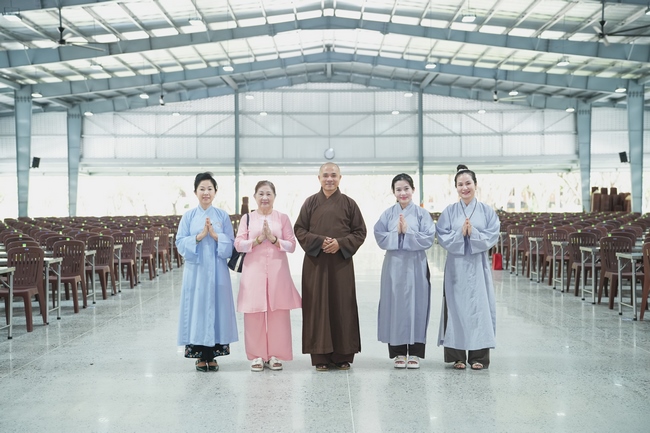 Nhóm Phật tử Liên Huệ, Liên Hương, Liên Trinh và Ngọc Nhu phát tâm cúng dường sữa hạt sen và đậu hủ Singapore đến Học viện Phật giáo Việt Nam tại TP. Hồ Chí Minh (cơ sở 2, xã Bình Lợi) và chùa Thanh Tâm.