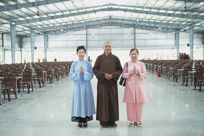 Nhóm Phật tử Liên Huệ, Liên Hương, Liên Trinh và Ngọc Nhu phát tâm cúng dường sữa hạt sen và đậu hủ Singapore đến Học viện Phật giáo Việt Nam tại TP. Hồ Chí Minh (cơ sở 2, xã Bình Lợi) và chùa Thanh Tâm.