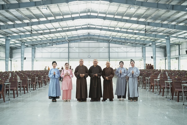 Nhóm Phật tử Liên Huệ, Liên Hương, Liên Trinh và Ngọc Nhu phát tâm cúng dường sữa hạt sen và đậu hủ Singapore đến Học viện Phật giáo Việt Nam tại TP. Hồ Chí Minh (cơ sở 2, xã Bình Lợi) và chùa Thanh Tâm.