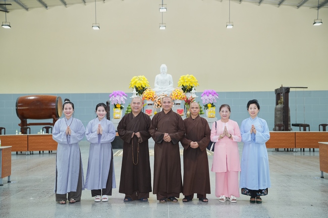 Nhóm Phật tử Liên Huệ, Liên Hương, Liên Trinh và Ngọc Nhu phát tâm cúng dường sữa hạt sen và đậu hủ Singapore đến Học viện Phật giáo Việt Nam tại TP. Hồ Chí Minh (cơ sở 2, xã Bình Lợi) và chùa Thanh Tâm.