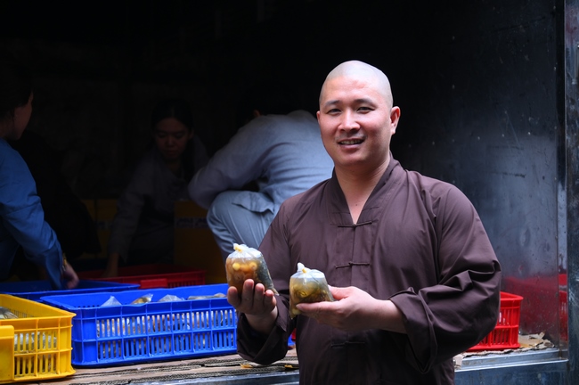 Gia đình Phật tử Nguyên Oanh, Giác Bổn và quý Phật tử ẩn danh phát tâm cúng dường 700 phần chè sâm bổ lượng đến Học viện Phật giáo Việt Nam tại TP. Hồ Chí Minh (cơ sở 2, xã Bình Lợi) và chùa Thanh Tâm.
