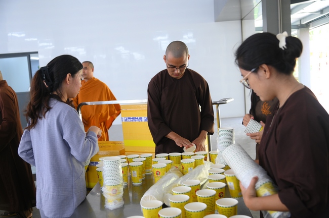 Gia đình Phật tử Nguyên Oanh, Giác Bổn và quý Phật tử ẩn danh phát tâm cúng dường 700 phần chè sâm bổ lượng đến Học viện Phật giáo Việt Nam tại TP. Hồ Chí Minh (cơ sở 2, xã Bình Lợi) và chùa Thanh Tâm.