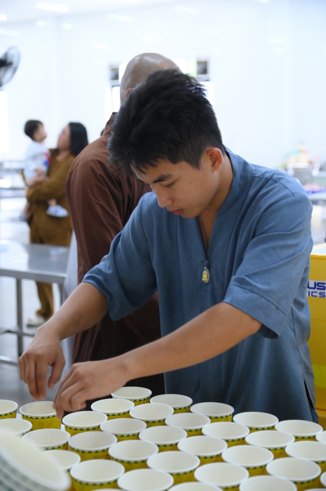 Gia đình Phật tử Nguyên Oanh, Giác Bổn và quý Phật tử ẩn danh phát tâm cúng dường 700 phần chè sâm bổ lượng đến Học viện Phật giáo Việt Nam tại TP. Hồ Chí Minh (cơ sở 2, xã Bình Lợi) và chùa Thanh Tâm.