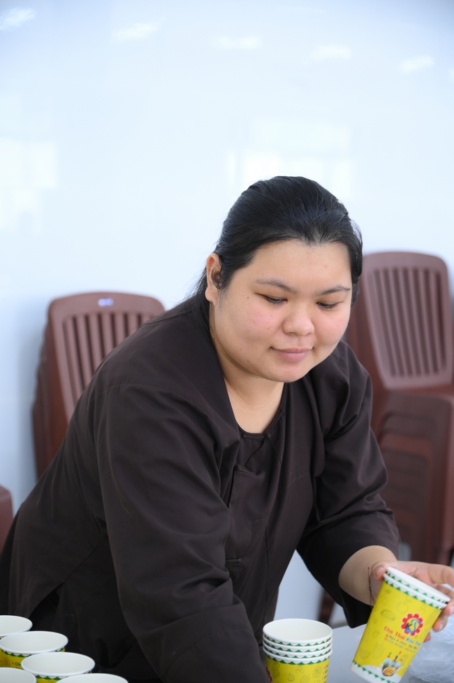 Gia đình Phật tử Nguyên Oanh, Giác Bổn và quý Phật tử ẩn danh phát tâm cúng dường 700 phần chè sâm bổ lượng đến Học viện Phật giáo Việt Nam tại TP. Hồ Chí Minh (cơ sở 2, xã Bình Lợi) và chùa Thanh Tâm.