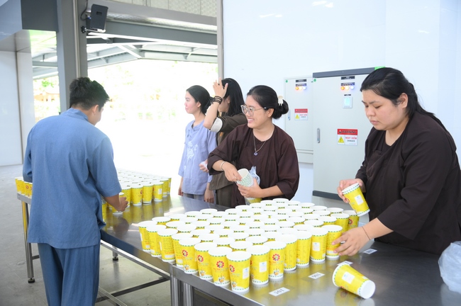 Gia đình Phật tử Nguyên Oanh, Giác Bổn và quý Phật tử ẩn danh phát tâm cúng dường 700 phần chè sâm bổ lượng đến Học viện Phật giáo Việt Nam tại TP. Hồ Chí Minh (cơ sở 2, xã Bình Lợi) và chùa Thanh Tâm.