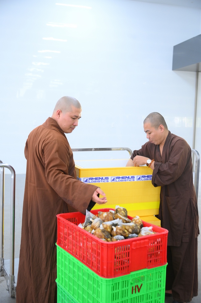 Gia đình Phật tử Nguyên Oanh, Giác Bổn và quý Phật tử ẩn danh phát tâm cúng dường 700 phần chè sâm bổ lượng đến Học viện Phật giáo Việt Nam tại TP. Hồ Chí Minh (cơ sở 2, xã Bình Lợi) và chùa Thanh Tâm.