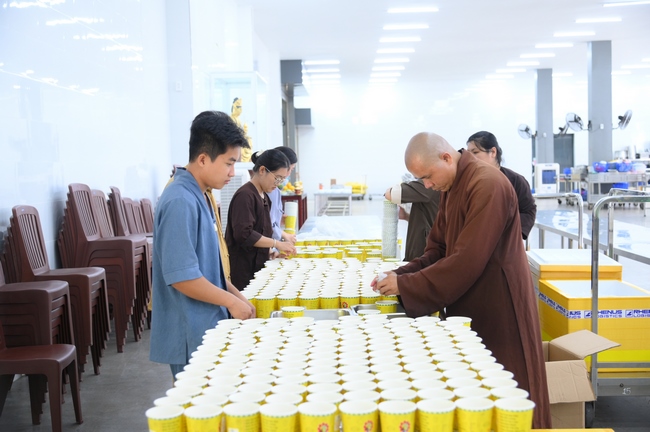 Gia đình Phật tử Nguyên Oanh, Giác Bổn và quý Phật tử ẩn danh phát tâm cúng dường 700 phần chè sâm bổ lượng đến Học viện Phật giáo Việt Nam tại TP. Hồ Chí Minh (cơ sở 2, xã Bình Lợi) và chùa Thanh Tâm.