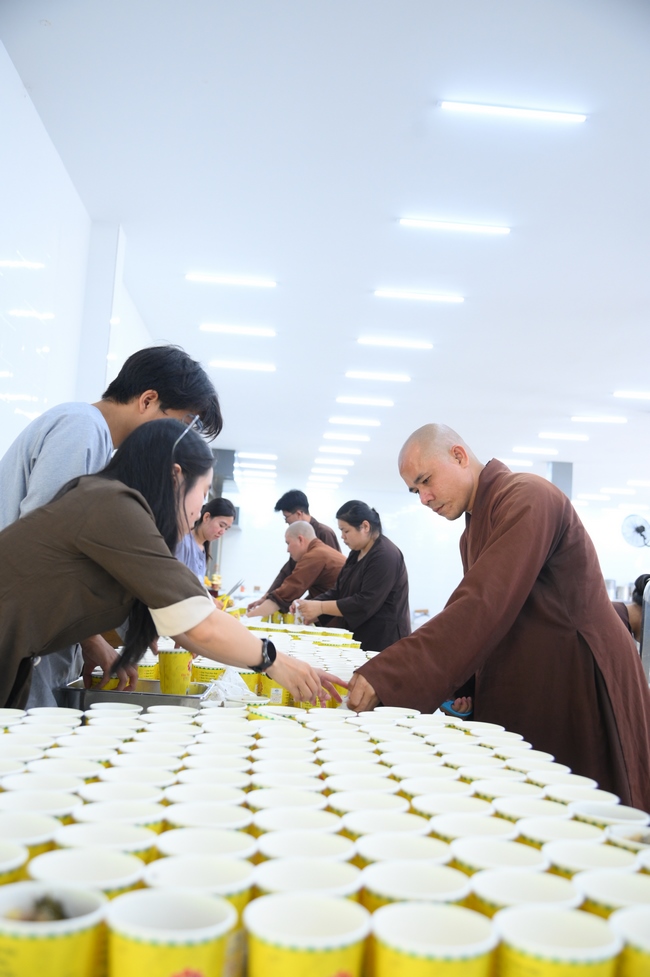 Gia đình Phật tử Nguyên Oanh, Giác Bổn và quý Phật tử ẩn danh phát tâm cúng dường 700 phần chè sâm bổ lượng đến Học viện Phật giáo Việt Nam tại TP. Hồ Chí Minh (cơ sở 2, xã Bình Lợi) và chùa Thanh Tâm.
