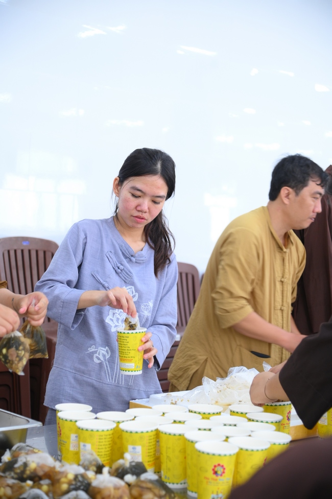 Gia đình Phật tử Nguyên Oanh, Giác Bổn và quý Phật tử ẩn danh phát tâm cúng dường 700 phần chè sâm bổ lượng đến Học viện Phật giáo Việt Nam tại TP. Hồ Chí Minh (cơ sở 2, xã Bình Lợi) và chùa Thanh Tâm.