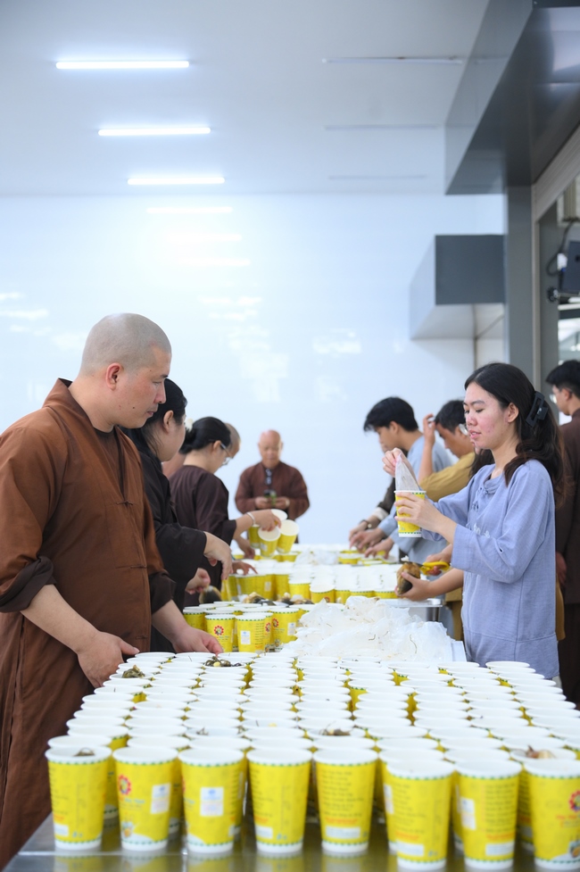 Gia đình Phật tử Nguyên Oanh, Giác Bổn và quý Phật tử ẩn danh phát tâm cúng dường 700 phần chè sâm bổ lượng đến Học viện Phật giáo Việt Nam tại TP. Hồ Chí Minh (cơ sở 2, xã Bình Lợi) và chùa Thanh Tâm.