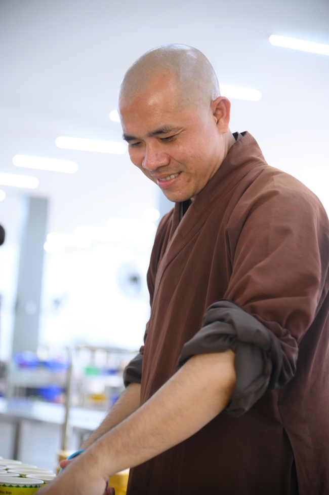 Gia đình Phật tử Nguyên Oanh, Giác Bổn và quý Phật tử ẩn danh phát tâm cúng dường 700 phần chè sâm bổ lượng đến Học viện Phật giáo Việt Nam tại TP. Hồ Chí Minh (cơ sở 2, xã Bình Lợi) và chùa Thanh Tâm.