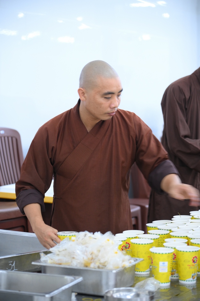 Gia đình Phật tử Nguyên Oanh, Giác Bổn và quý Phật tử ẩn danh phát tâm cúng dường 700 phần chè sâm bổ lượng đến Học viện Phật giáo Việt Nam tại TP. Hồ Chí Minh (cơ sở 2, xã Bình Lợi) và chùa Thanh Tâm.