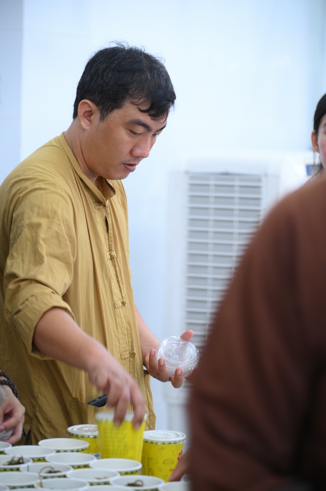 Gia đình Phật tử Nguyên Oanh, Giác Bổn và quý Phật tử ẩn danh phát tâm cúng dường 700 phần chè sâm bổ lượng đến Học viện Phật giáo Việt Nam tại TP. Hồ Chí Minh (cơ sở 2, xã Bình Lợi) và chùa Thanh Tâm.