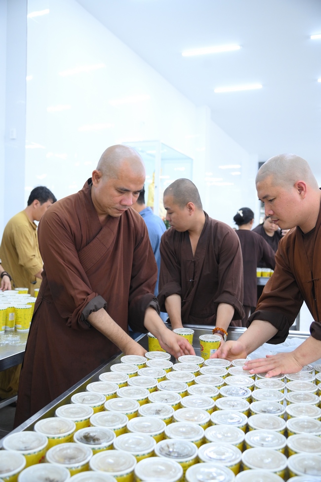 Gia đình Phật tử Nguyên Oanh, Giác Bổn và quý Phật tử ẩn danh phát tâm cúng dường 700 phần chè sâm bổ lượng đến Học viện Phật giáo Việt Nam tại TP. Hồ Chí Minh (cơ sở 2, xã Bình Lợi) và chùa Thanh Tâm.