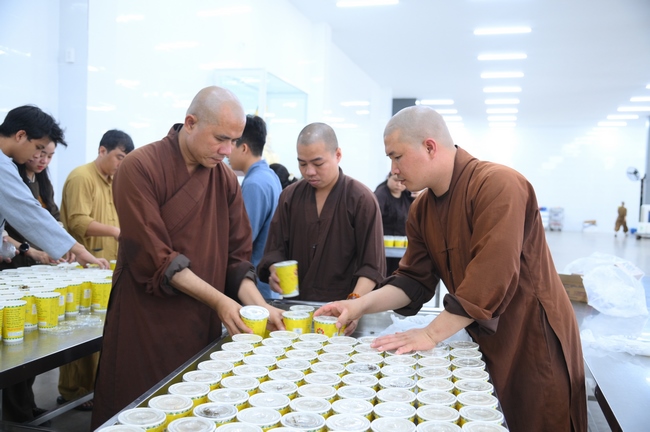 Gia đình Phật tử Nguyên Oanh, Giác Bổn và quý Phật tử ẩn danh phát tâm cúng dường 700 phần chè sâm bổ lượng đến Học viện Phật giáo Việt Nam tại TP. Hồ Chí Minh (cơ sở 2, xã Bình Lợi) và chùa Thanh Tâm.
