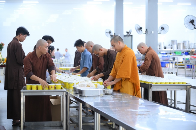 Gia đình Phật tử Nguyên Oanh, Giác Bổn và quý Phật tử ẩn danh phát tâm cúng dường 700 phần chè sâm bổ lượng đến Học viện Phật giáo Việt Nam tại TP. Hồ Chí Minh (cơ sở 2, xã Bình Lợi) và chùa Thanh Tâm.