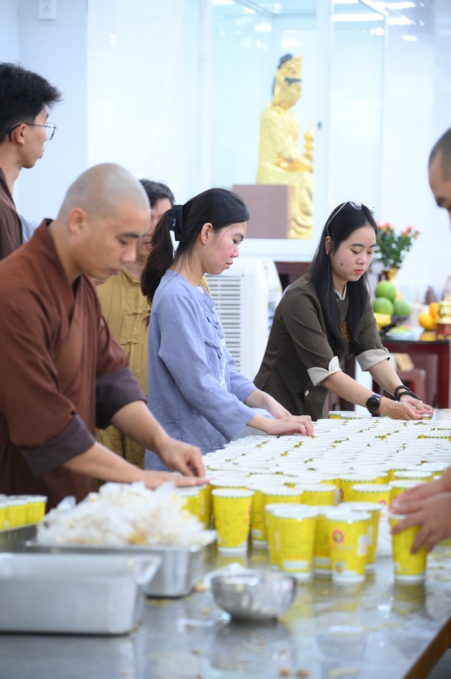 Gia đình Phật tử Nguyên Oanh, Giác Bổn và quý Phật tử ẩn danh phát tâm cúng dường 700 phần chè sâm bổ lượng đến Học viện Phật giáo Việt Nam tại TP. Hồ Chí Minh (cơ sở 2, xã Bình Lợi) và chùa Thanh Tâm.