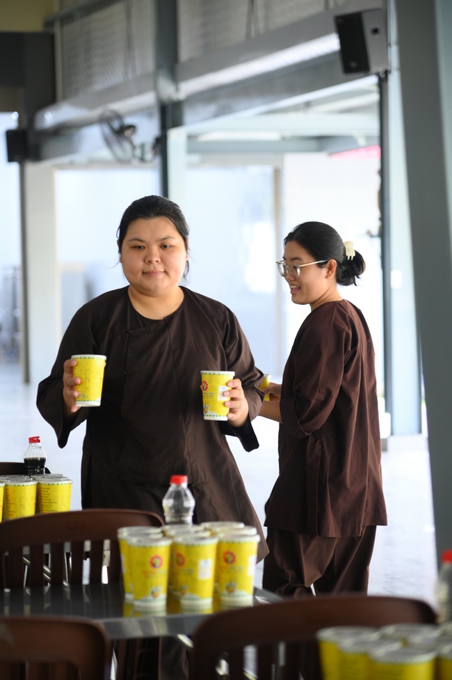 Gia đình Phật tử Nguyên Oanh, Giác Bổn và quý Phật tử ẩn danh phát tâm cúng dường 700 phần chè sâm bổ lượng đến Học viện Phật giáo Việt Nam tại TP. Hồ Chí Minh (cơ sở 2, xã Bình Lợi) và chùa Thanh Tâm.