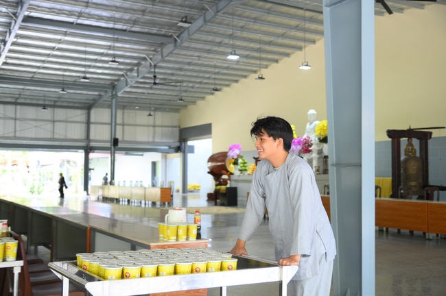 Gia đình Phật tử Nguyên Oanh, Giác Bổn và quý Phật tử ẩn danh phát tâm cúng dường 700 phần chè sâm bổ lượng đến Học viện Phật giáo Việt Nam tại TP. Hồ Chí Minh (cơ sở 2, xã Bình Lợi) và chùa Thanh Tâm.
