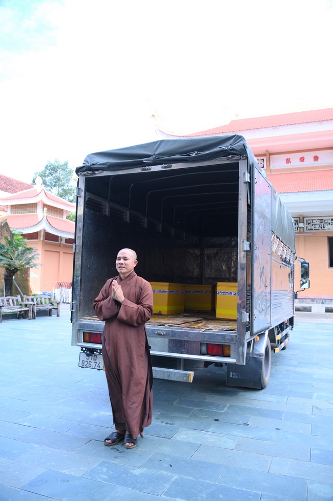 Gia đình Phật tử Nguyên Oanh, Giác Bổn và quý Phật tử ẩn danh phát tâm cúng dường 700 phần chè sâm bổ lượng đến Học viện Phật giáo Việt Nam tại TP. Hồ Chí Minh (cơ sở 2, xã Bình Lợi) và chùa Thanh Tâm.