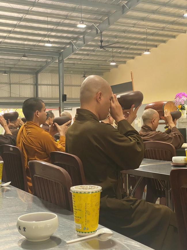 Gia đình Phật tử Nguyên Oanh, Giác Bổn và quý Phật tử ẩn danh phát tâm cúng dường 700 phần chè sâm bổ lượng đến Học viện Phật giáo Việt Nam tại TP. Hồ Chí Minh (cơ sở 2, xã Bình Lợi) và chùa Thanh Tâm.