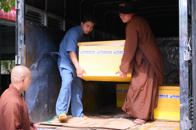 Gia đình Phật tử Nguyên Oanh, Giác Bổn và quý Phật tử ẩn danh phát tâm cúng dường 700 phần chè sâm bổ lượng đến Học viện Phật giáo Việt Nam tại TP. Hồ Chí Minh (cơ sở 2, xã Bình Lợi) và chùa Thanh Tâm.
