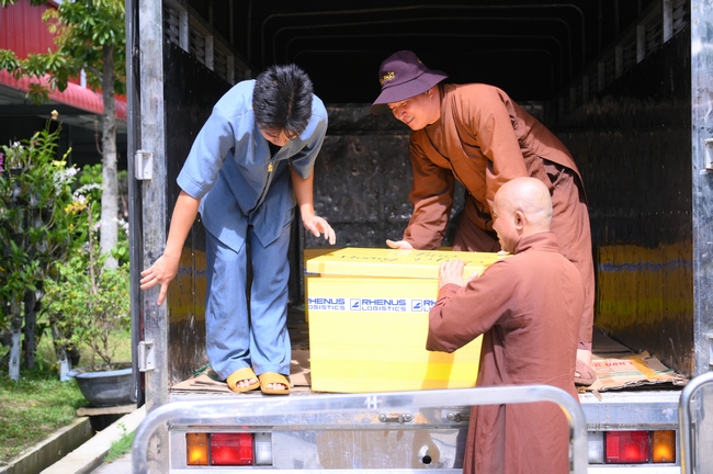 Gia đình Phật tử Nguyên Oanh, Giác Bổn và quý Phật tử ẩn danh phát tâm cúng dường 700 phần chè sâm bổ lượng đến Học viện Phật giáo Việt Nam tại TP. Hồ Chí Minh (cơ sở 2, xã Bình Lợi) và chùa Thanh Tâm.