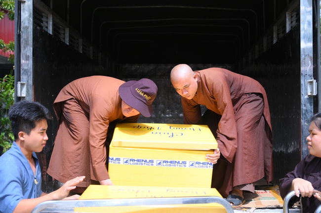 Gia đình Phật tử Nguyên Oanh, Giác Bổn và quý Phật tử ẩn danh phát tâm cúng dường 700 phần chè sâm bổ lượng đến Học viện Phật giáo Việt Nam tại TP. Hồ Chí Minh (cơ sở 2, xã Bình Lợi) và chùa Thanh Tâm.