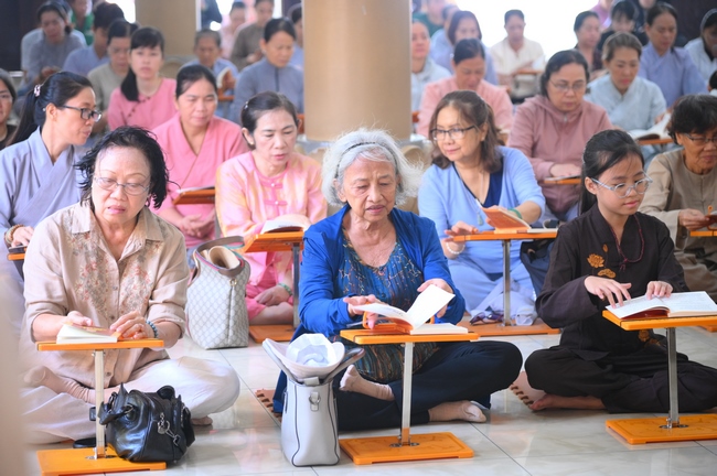 Phóng sinh tại bến phà Bình Mỹ.