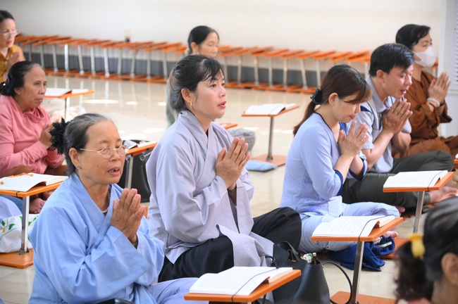 Phóng sinh tại bến phà Bình Mỹ.