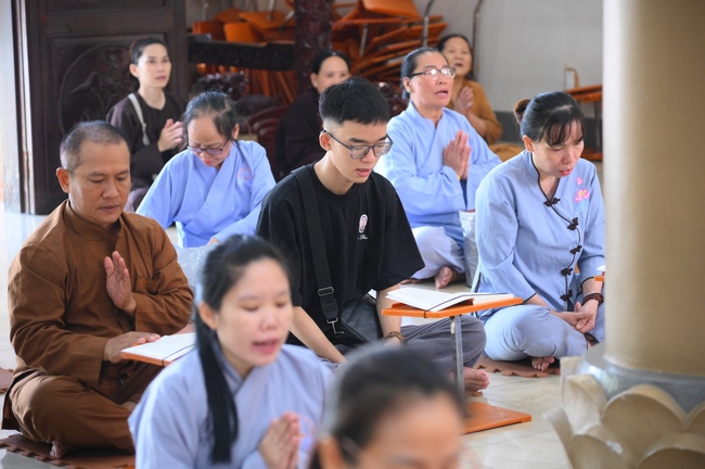 Phóng sinh tại bến phà Bình Mỹ.