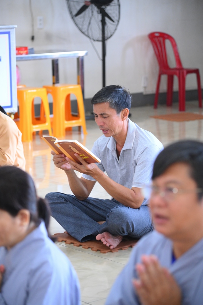 Phóng sinh tại bến phà Bình Mỹ.