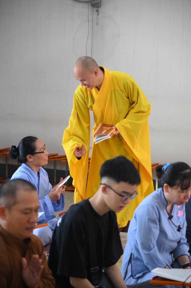 Phóng sinh tại bến phà Bình Mỹ.