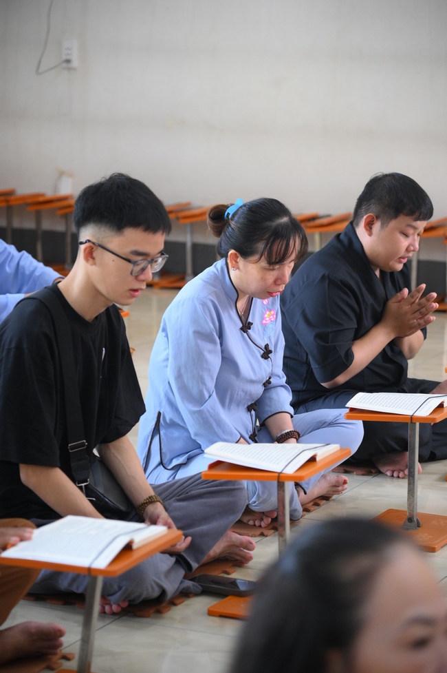 Phóng sinh tại bến phà Bình Mỹ.