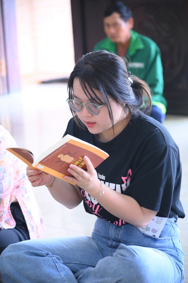 Phóng sinh tại bến phà Bình Mỹ.