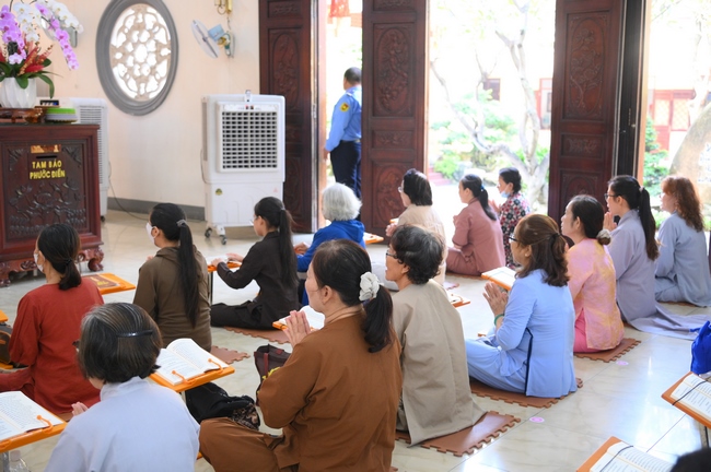 Phóng sinh tại bến phà Bình Mỹ.