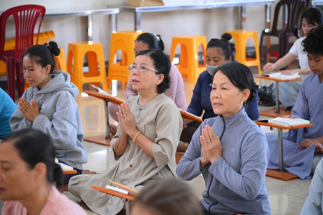 Phóng sinh tại bến phà Bình Mỹ.