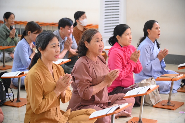 Phóng sinh tại bến phà Bình Mỹ.