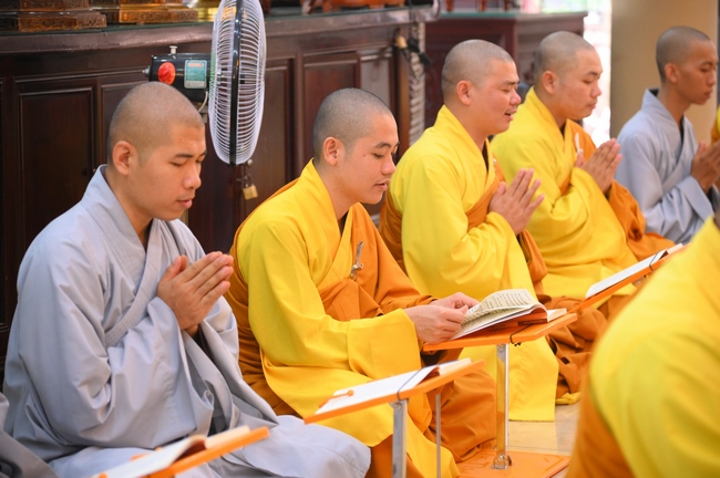 Phóng sinh tại bến phà Bình Mỹ.