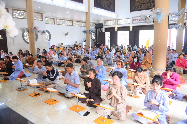 Phóng sinh tại bến phà Bình Mỹ.
