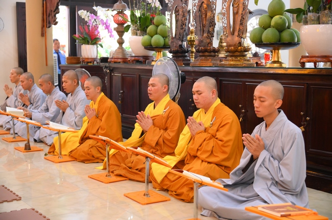 Phóng sinh tại bến phà Bình Mỹ.