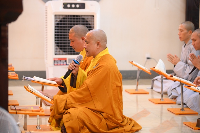 Phóng sinh tại bến phà Bình Mỹ.