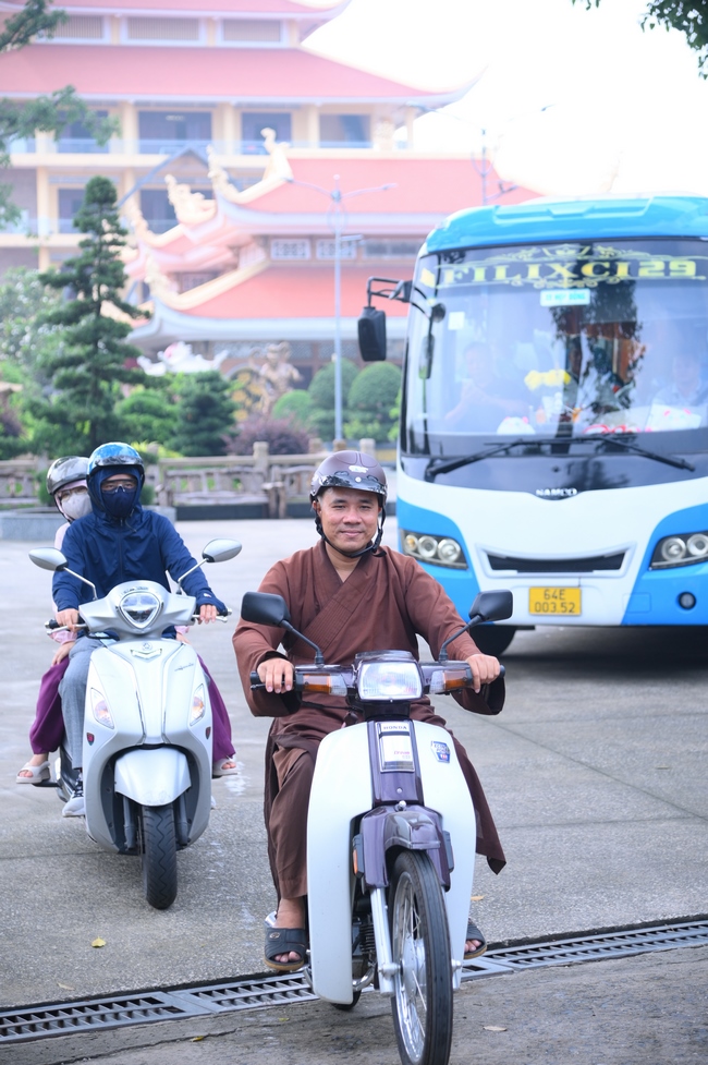Phóng sinh tại bến phà Bình Mỹ.
