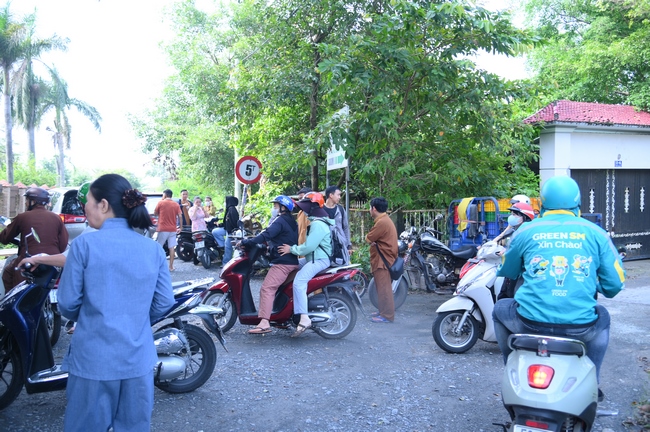 Phóng sinh tại bến phà Bình Mỹ.